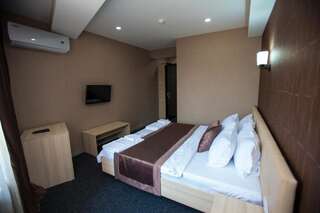 Отель Hotel Voyager Тбилиси Стандартный номер с кроватью размера "king-size"-1