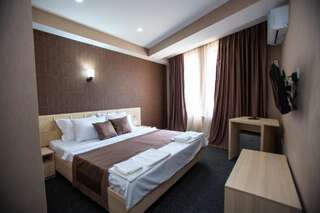 Отель Hotel Voyager Тбилиси Стандартный номер с кроватью размера "king-size"-3