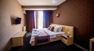 Отель Hotel Voyager Тбилиси Номер с кроватью размера «king-size» и балконом-1
