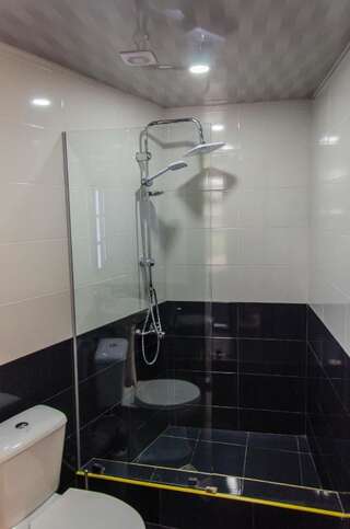 Отель Hotel Voyager Тбилиси Номер с кроватью размера «king-size» и балконом-8