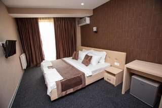 Отель Hotel Voyager Тбилиси Номер с кроватью размера «king-size» и балконом-13