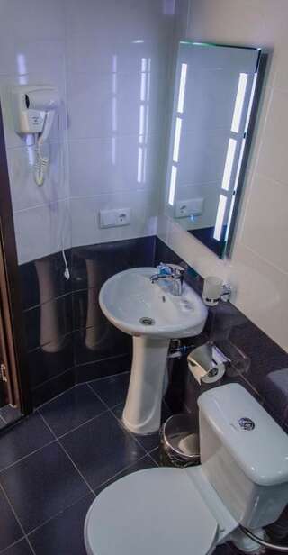 Отель Hotel Voyager Тбилиси Номер с кроватью размера «king-size» и балконом-17